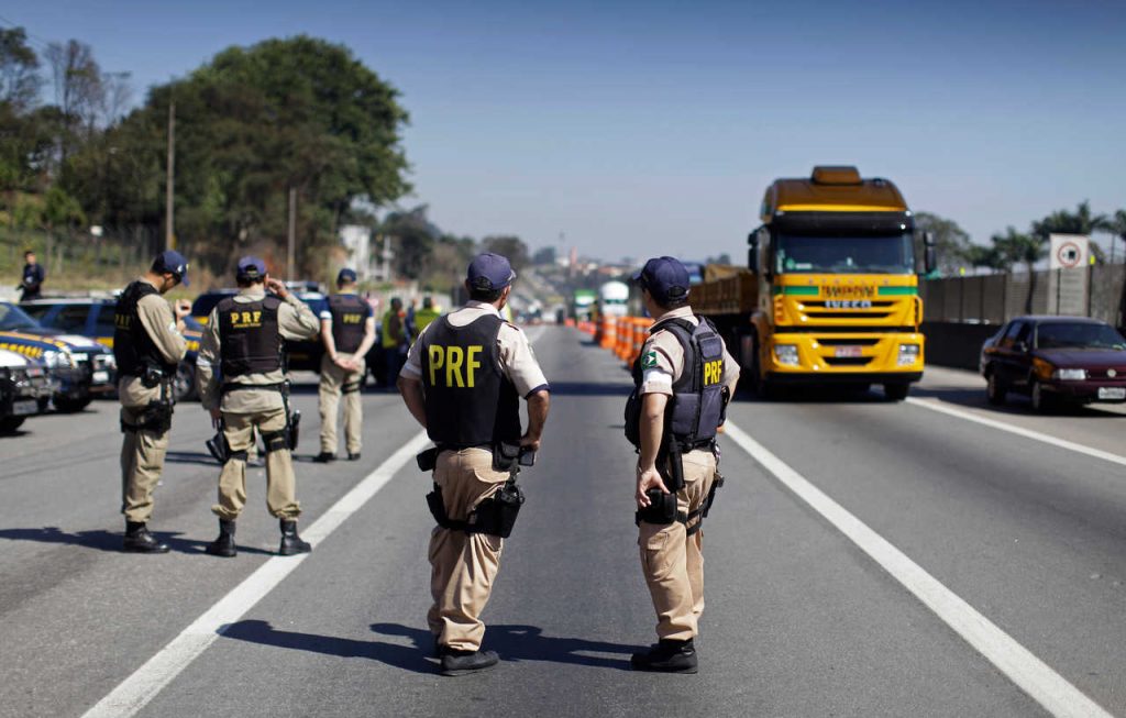 policiais federais fazem blitz em rodovia