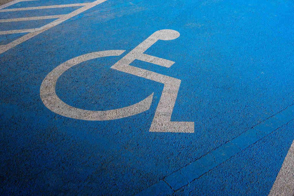 foto de vaga de estacionamento especial para deficientes fisicos