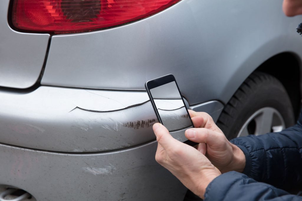 motorista tira foto com celular de risco no carro