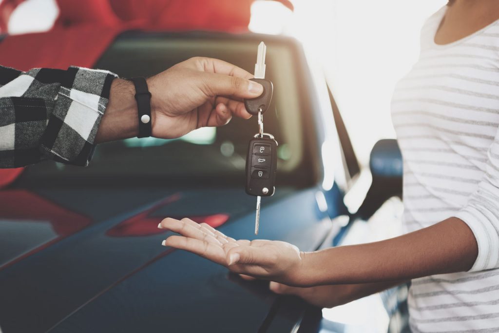 motorista vende o carro e entrega chaves para nova proprietaria