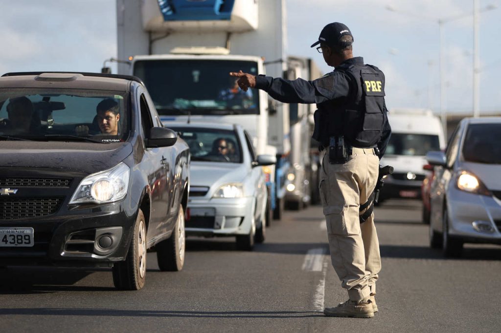 policial rodoviario federal averigua veículos na estrada