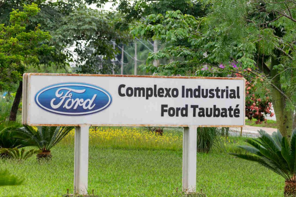 foto da entrada da fabrica da ford em taubate no complexo industrial