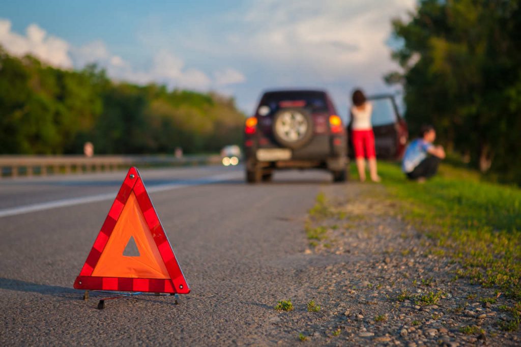 carro parado na estrada por falta de combustivel