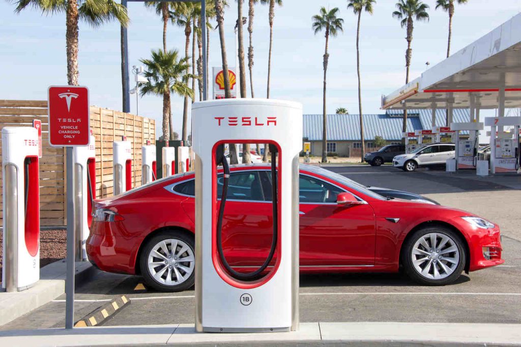 carro da Tesla em ponto de recarga rápida nos Estados Unidos