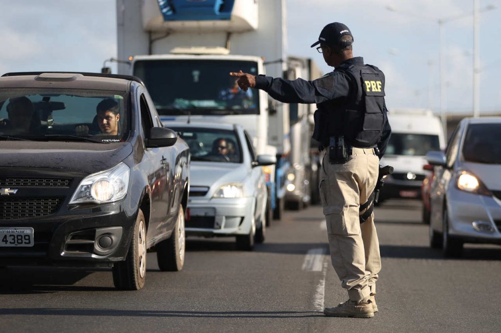 policial faz bliz em rodovia para checar licenciamento