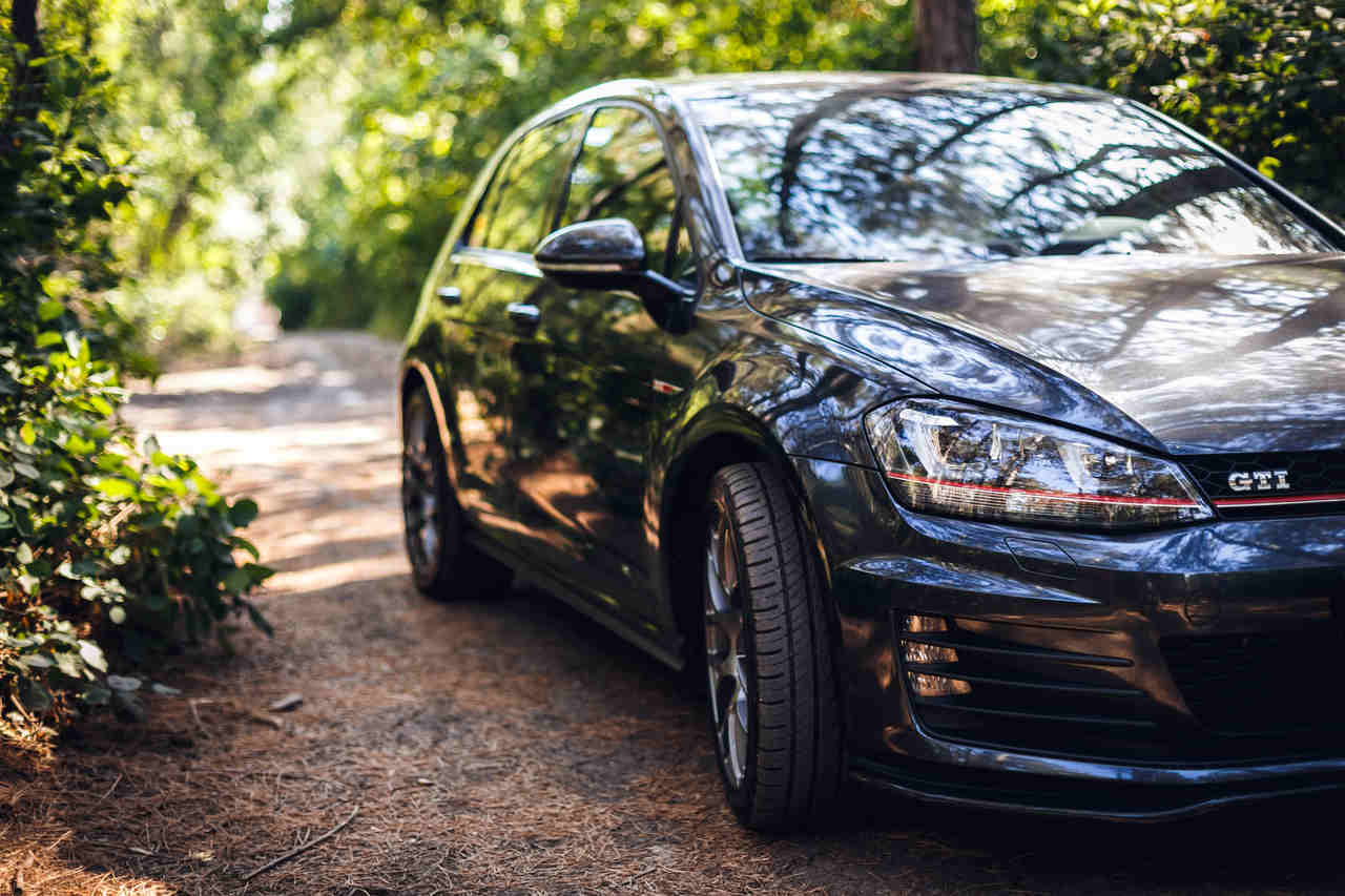 Carro Esportivo Dirige Rápido Na Rua Urbana, Carros De Luxo Vão à