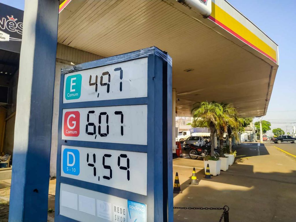 quadro de preços de gasolina, etanol e diesel em posto de combustível em apucarana