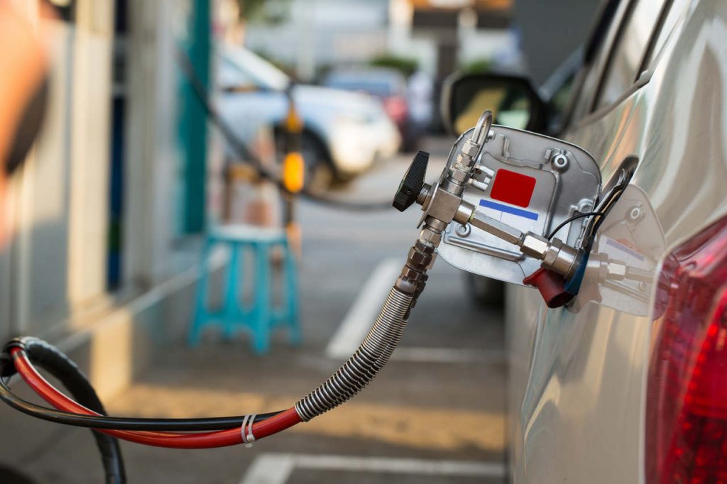 carro gnv sendo abastecido em posto de combustível