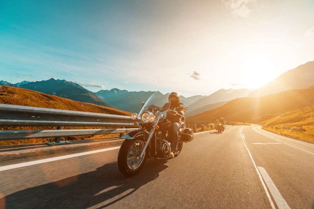 motociclista dirige moto em estrada nas montanhas